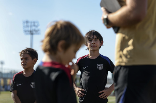 Coach briefing young players