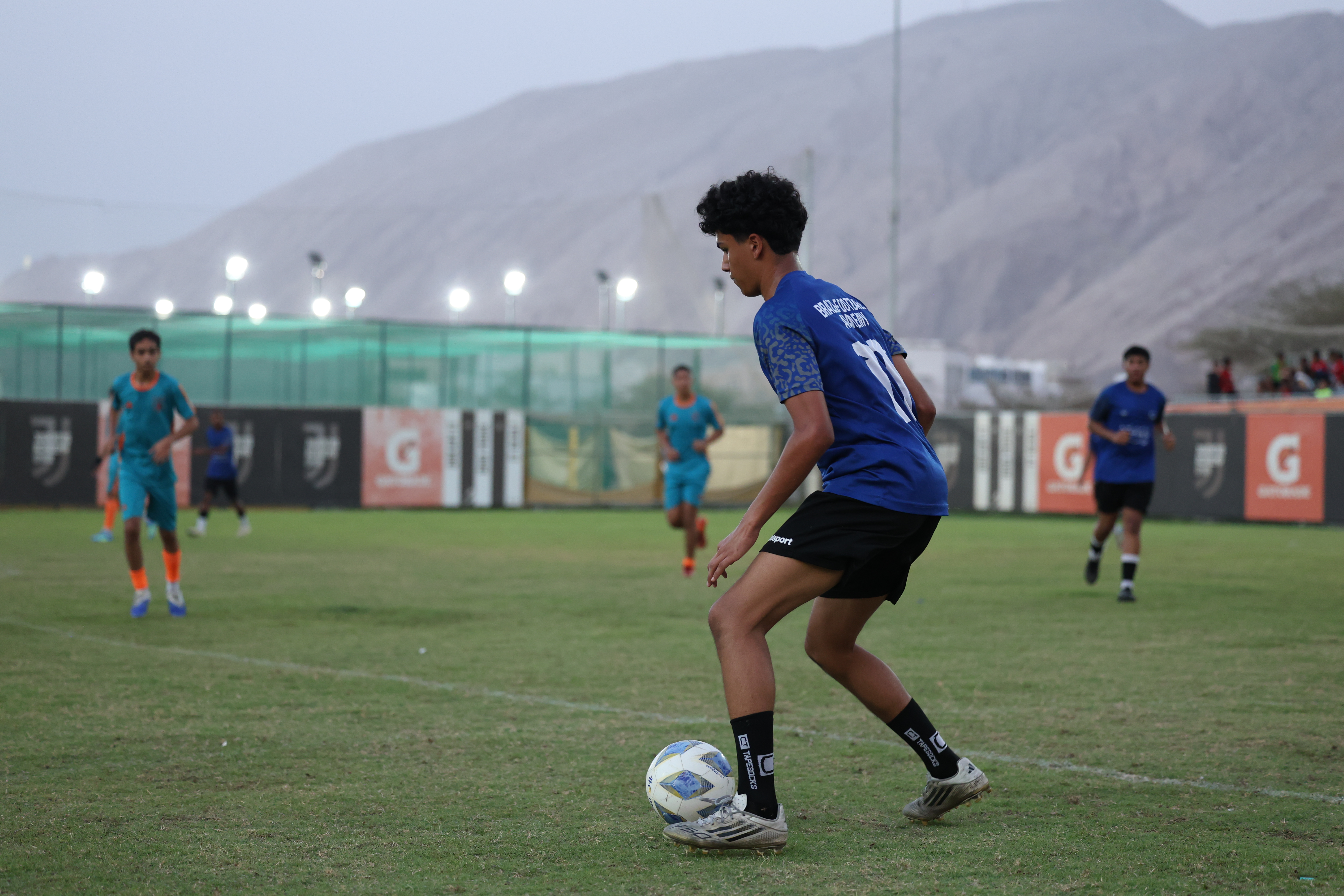 لاعب شاب في الملعب
